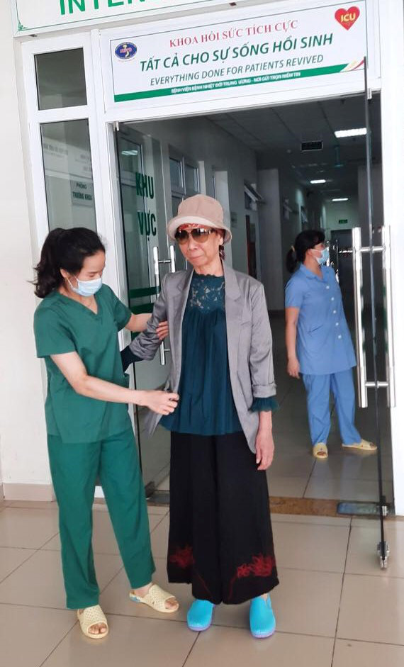 Bệnh nh&acirc;n Covid-19 nặng nhất miền Bắc được xuất viện về nh&agrave; ở TP HCM - Ảnh 13.