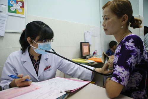Cán bộ, nhân viên y tế chịu áp lực công việc nặng nề
