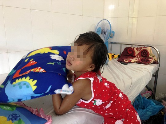 Bé gái bị cha hành hạ dã man chuẩn bị xuất viện nhưng chưa biết sống với ai