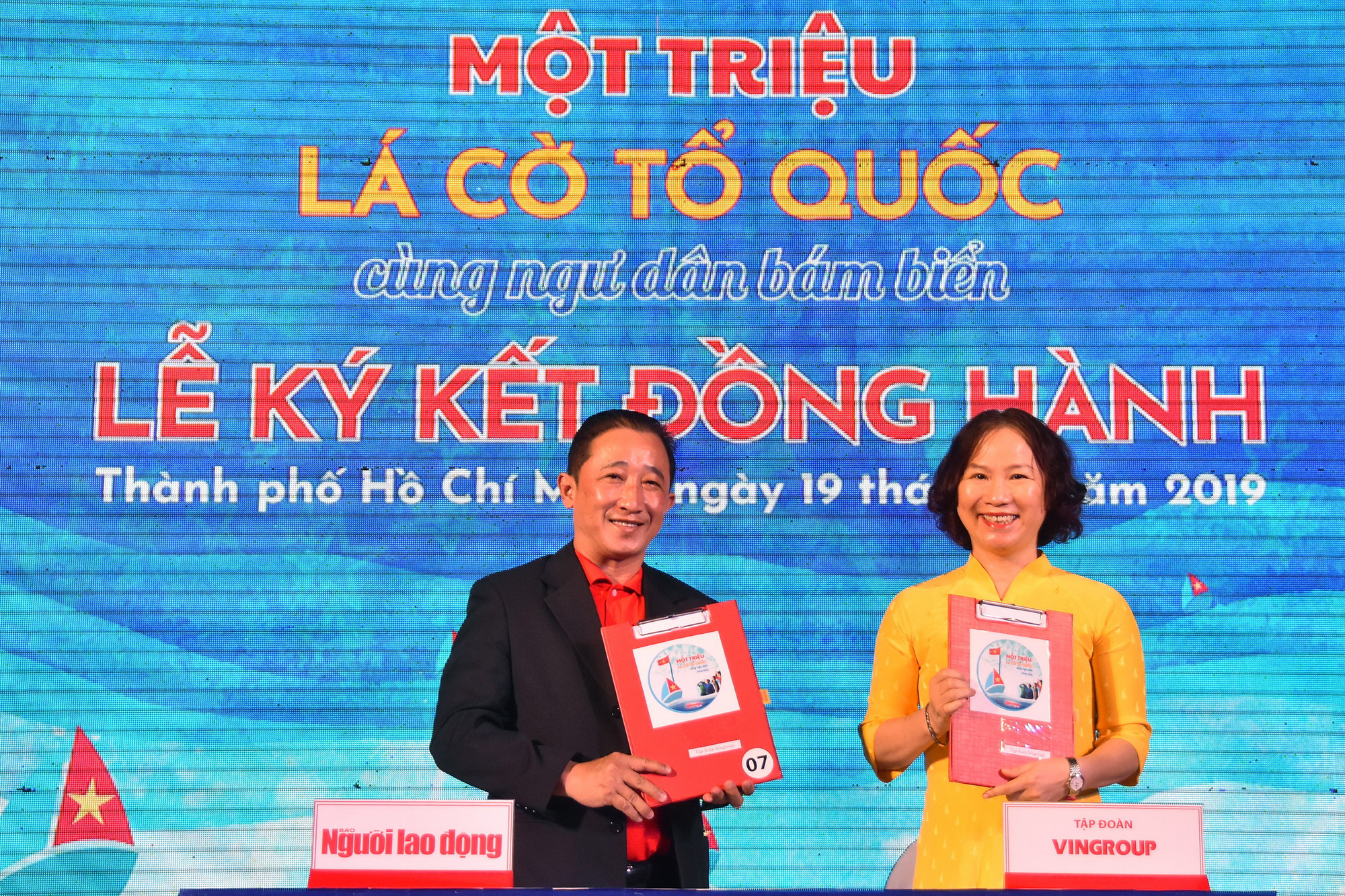 VƯƠN KHƠI CÙNG CỜ TỔ QUỐC: Đồng hành ngư dân, vì chủ quyền biển đảo