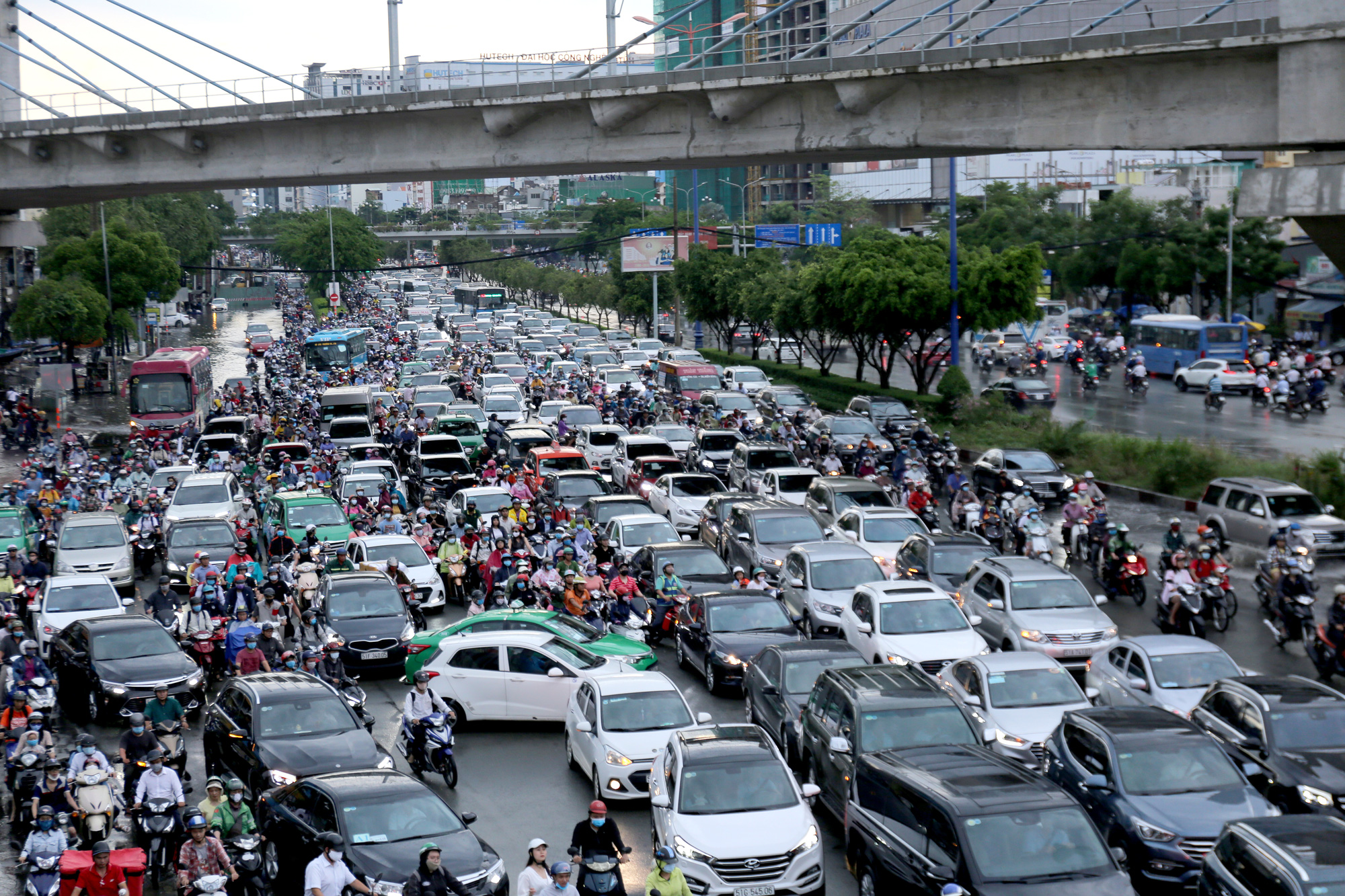 TP HCM: Ngập nước lại kẹt xe, h&agrave;ng ng&agrave;n người bơ phờ - Ảnh 7.