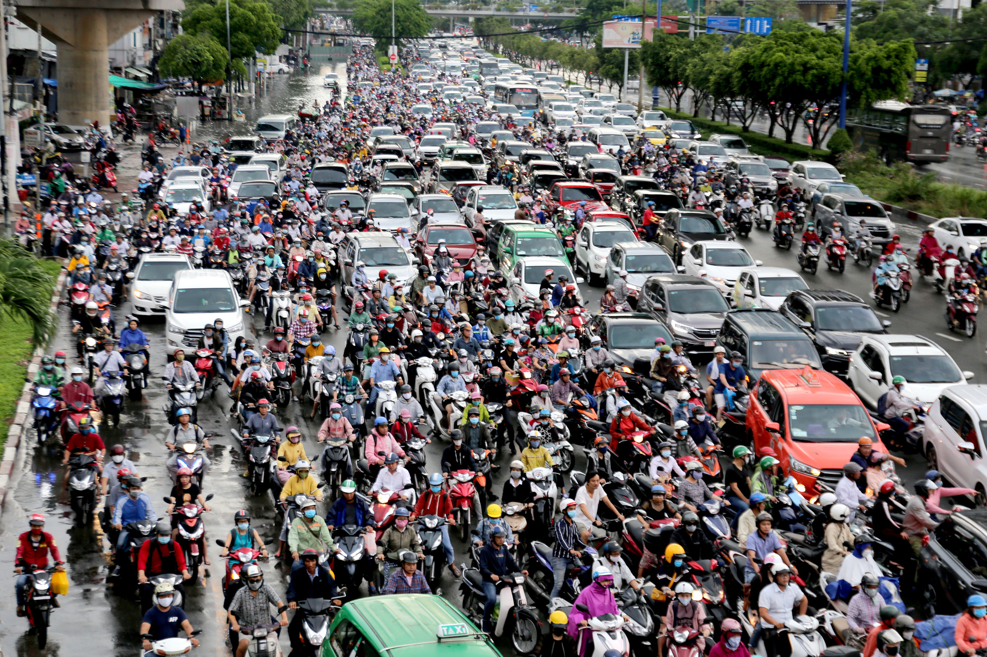 Có 10.000 tỉ đồng/năm, ngành giao thông TP HCM nói vẫn thiếu - Ảnh 1.