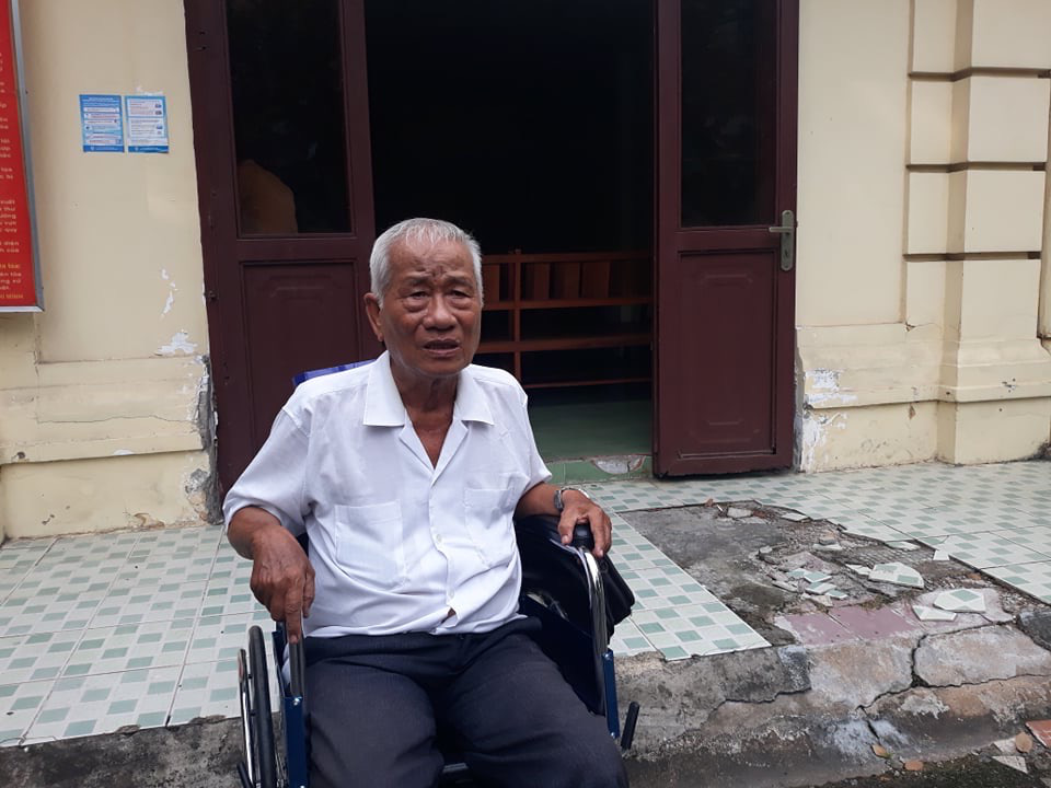 Toà buộc người con gái trộm hũ cốt và bài vị xin lỗi cha ruột