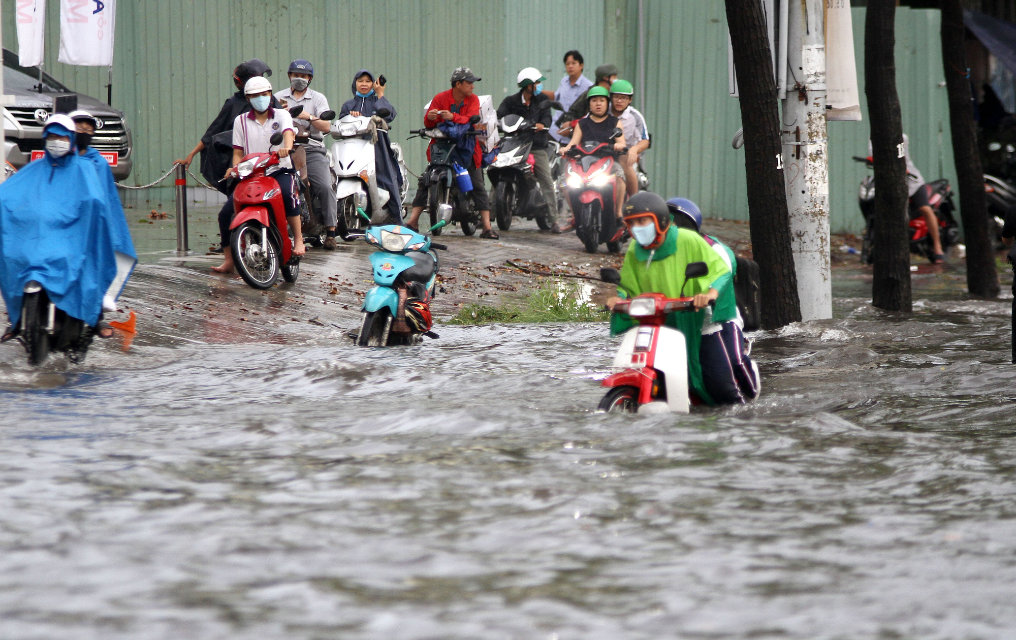 TP HCM: Đường Nguyễn Hữu Cảnh ngập kinh h&atilde;i, s&oacute;ng cuồn cuộn - Ảnh 8.