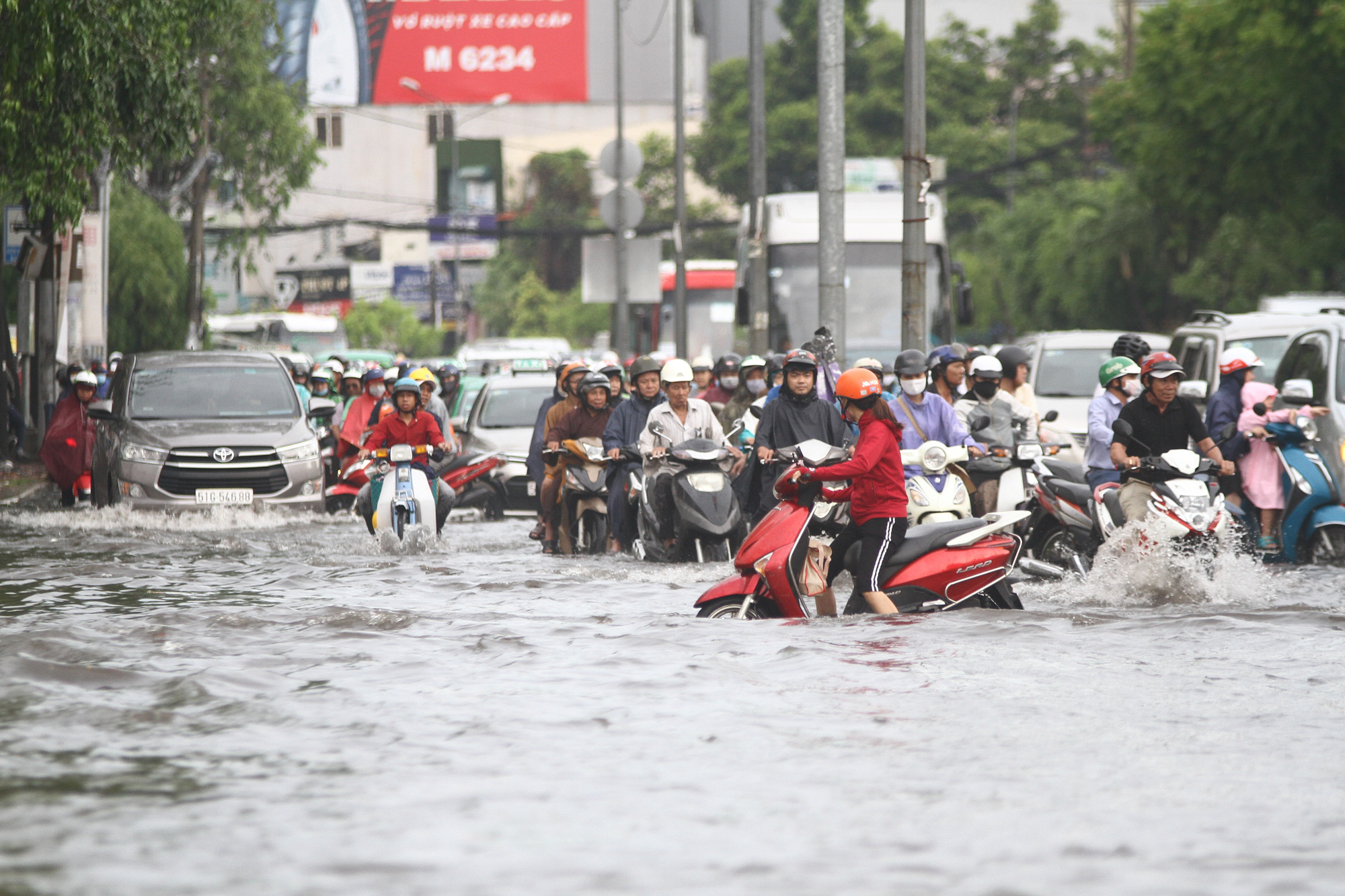TP HCM: Đường Nguyễn Hữu Cảnh ngập kinh h&atilde;i, s&oacute;ng cuồn cuộn - Ảnh 10.