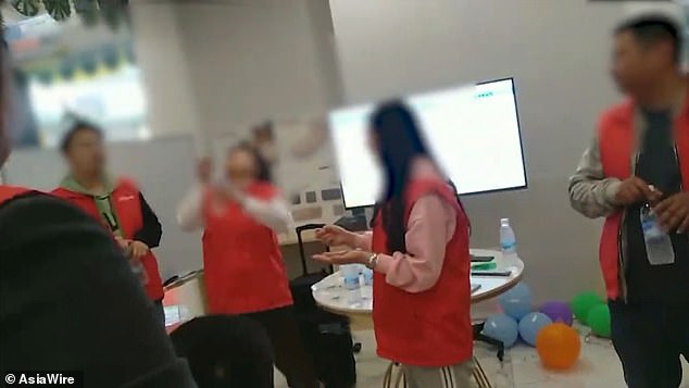 Bán hàng không đạt chỉ tiêu, nhân viên Trung Quốc bị phạt ăn sâu sống