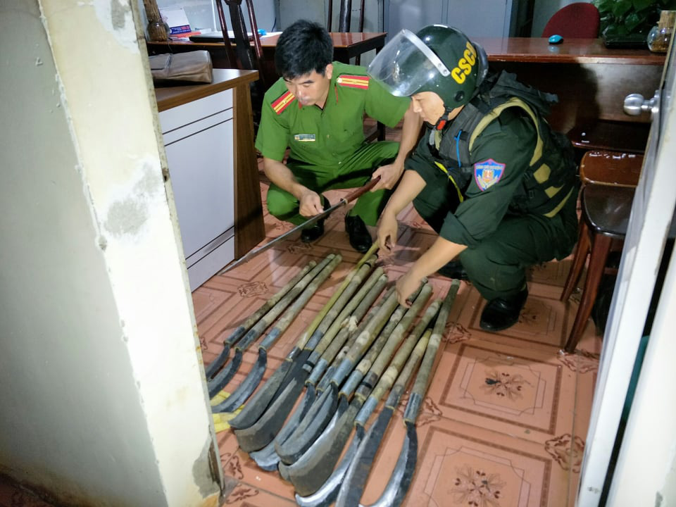 Bắt tạm giam 12 đối tượng trong vụ hỗn chiến g&acirc;y n&aacute;o loạn đường phố - Ảnh 3.