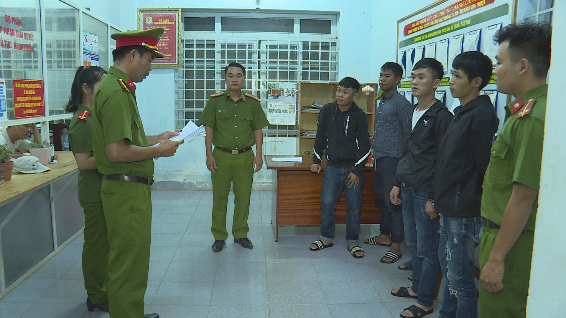 Bắt tạm giam 12 đối tượng trong vụ hỗn chiến g&acirc;y n&aacute;o loạn đường phố - Ảnh 1.