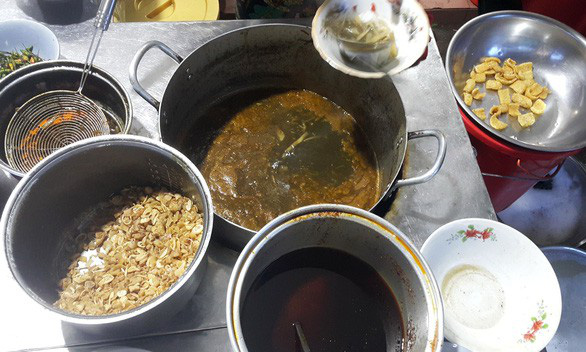 B&uacute;n mắm cua thối Gia Lai, nghe t&ecirc;n &ldquo;bốc m&ugrave;i&rdquo; nhưng ăn cực ngon - Ảnh 3.