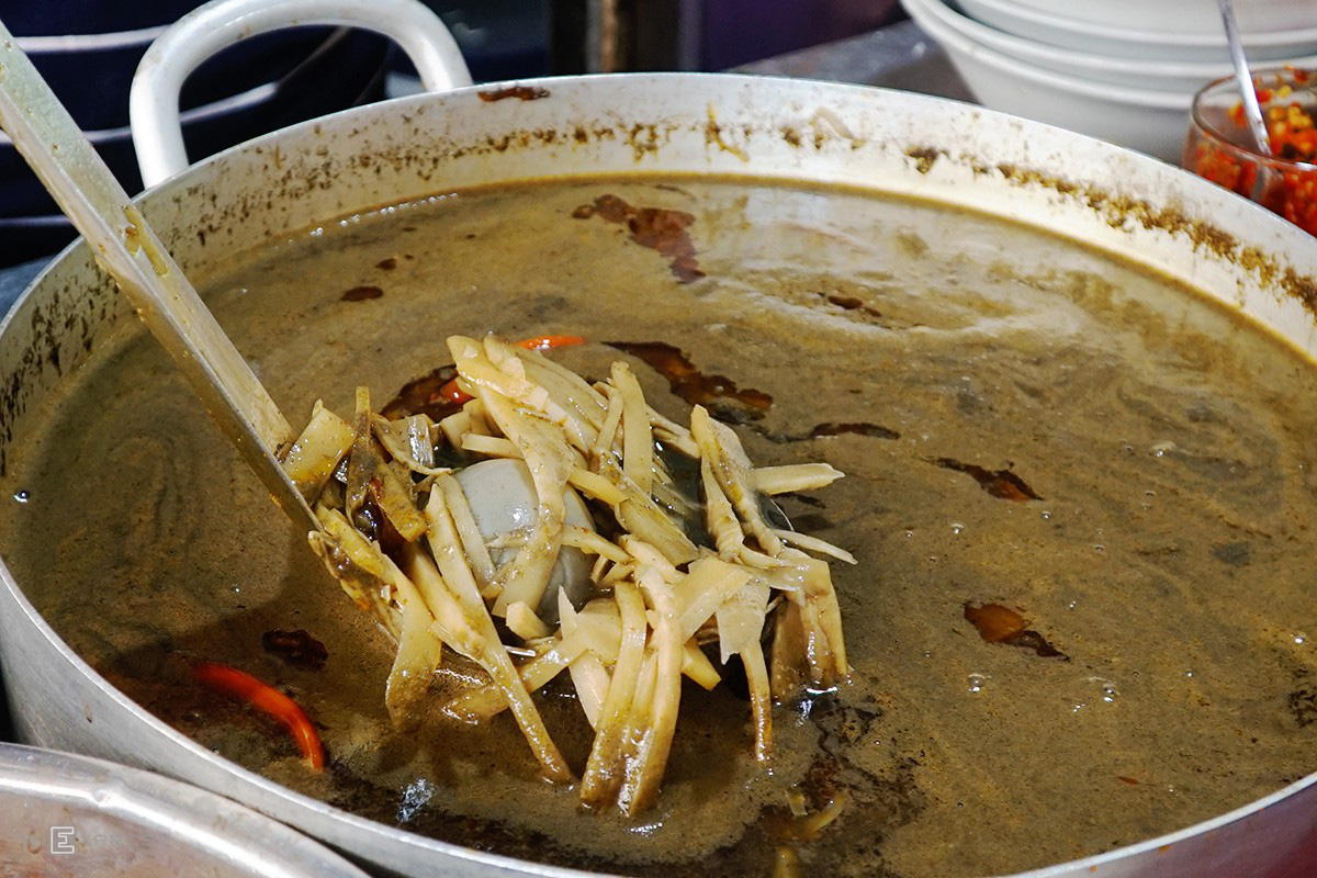 B&uacute;n mắm cua thối Gia Lai, nghe t&ecirc;n &ldquo;bốc m&ugrave;i&rdquo; nhưng ăn cực ngon - Ảnh 8.