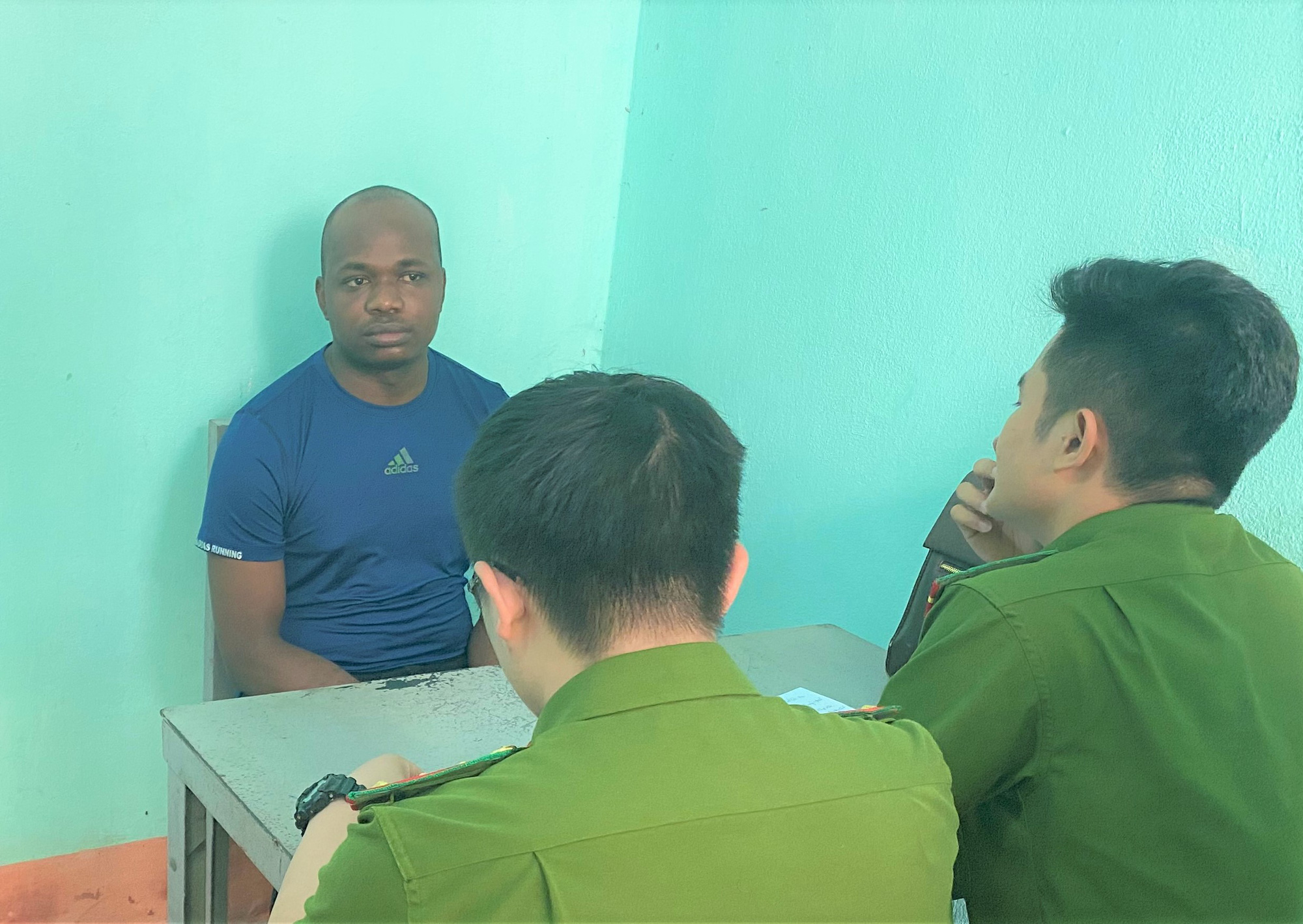 Người phụ nữ nhẹ dạ cả tin bị "ông Tây" quen qua Facebook hứa tặng tiền vàng rồi lừa gần 1 tỉ đồng