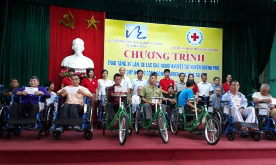 Quỹ Lawrence S. Ting trao tặng 250 chiếc xe lăn, xe lắc cho người khuyết tật - Ảnh 1.