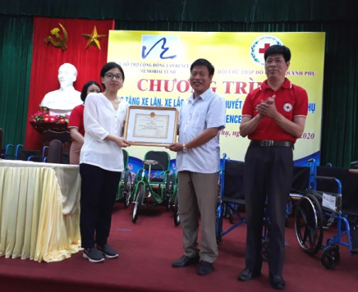 Quỹ Lawrence S. Ting trao tặng 250 chiếc xe lăn, xe lắc cho người khuyết tật
