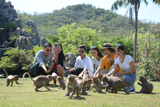 Phố biển Nha Trang rộng cửa đón khách