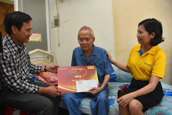 "Mai Vàng nhân ái" thăm NSƯT Lê Trường Tiếu, biên kịch Lê Khanh