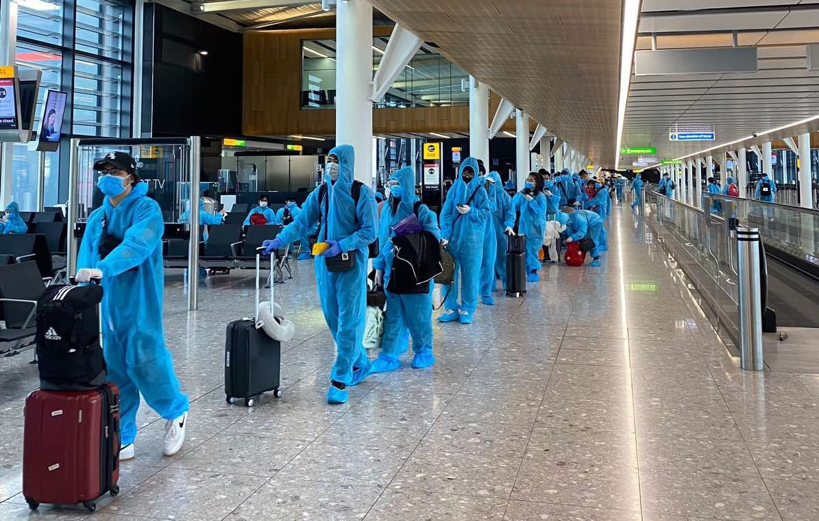 Gần 340 người Việt từ Anh về nước tại s&acirc;n bay T&acirc;n Sơn Nhất - Ảnh 9.