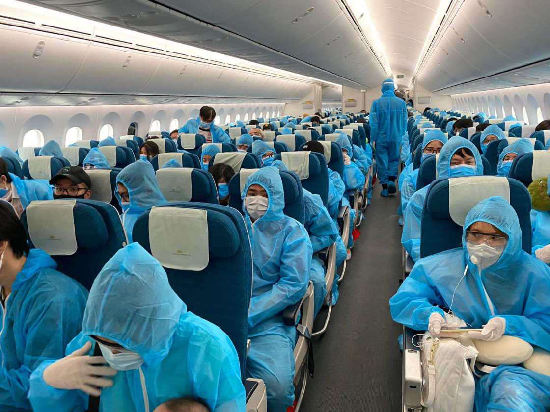Gần 340 người Việt từ Anh về nước tại s&acirc;n bay T&acirc;n Sơn Nhất - Ảnh 10.