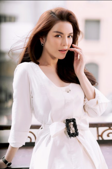 Lý Nhã Kỳ khoe nhan sắc tinh khôi nhưng đầy gợi cảm - Ảnh 3.