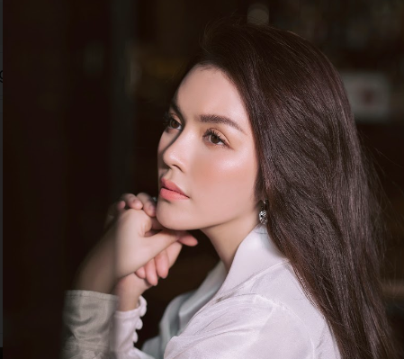 Lý Nhã Kỳ khoe nhan sắc tinh khôi nhưng đầy gợi cảm