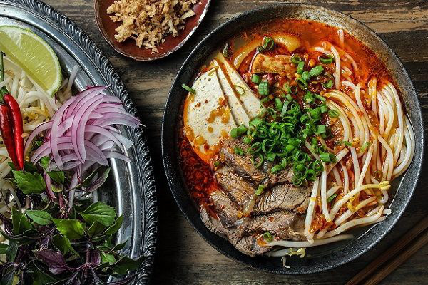 Ăn g&igrave; khi bạn chỉ c&oacute; một ng&agrave;y ở Huế? - Ảnh 1.