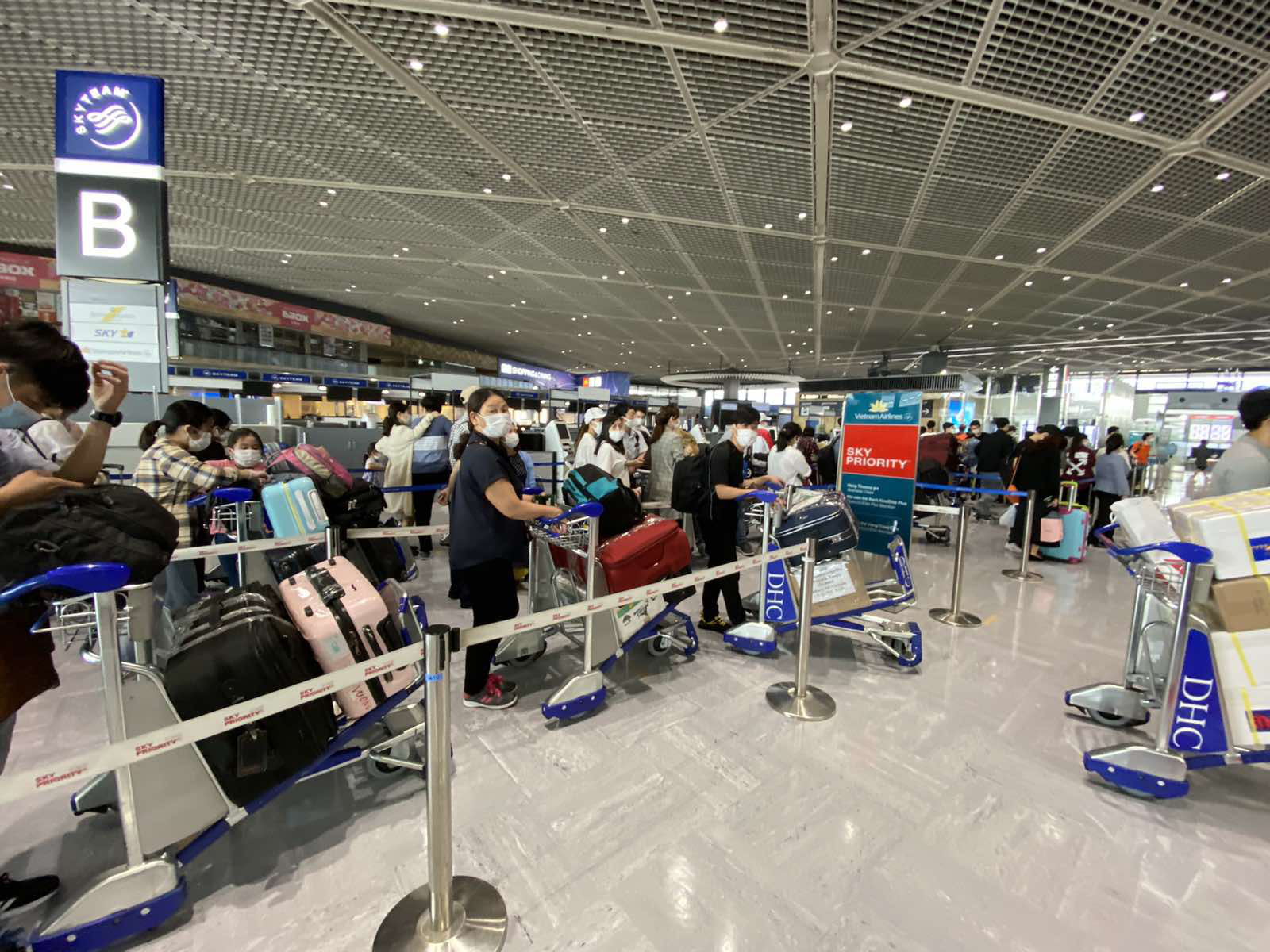 S&acirc;n bay Đ&agrave; Nẵng đ&oacute;n hơn 340 người Việt từ Nhật Bản về nước - Ảnh 1.