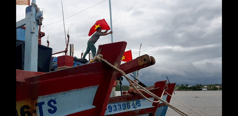 Cờ Tổ quốc đến với ngư dân Tiền Giang