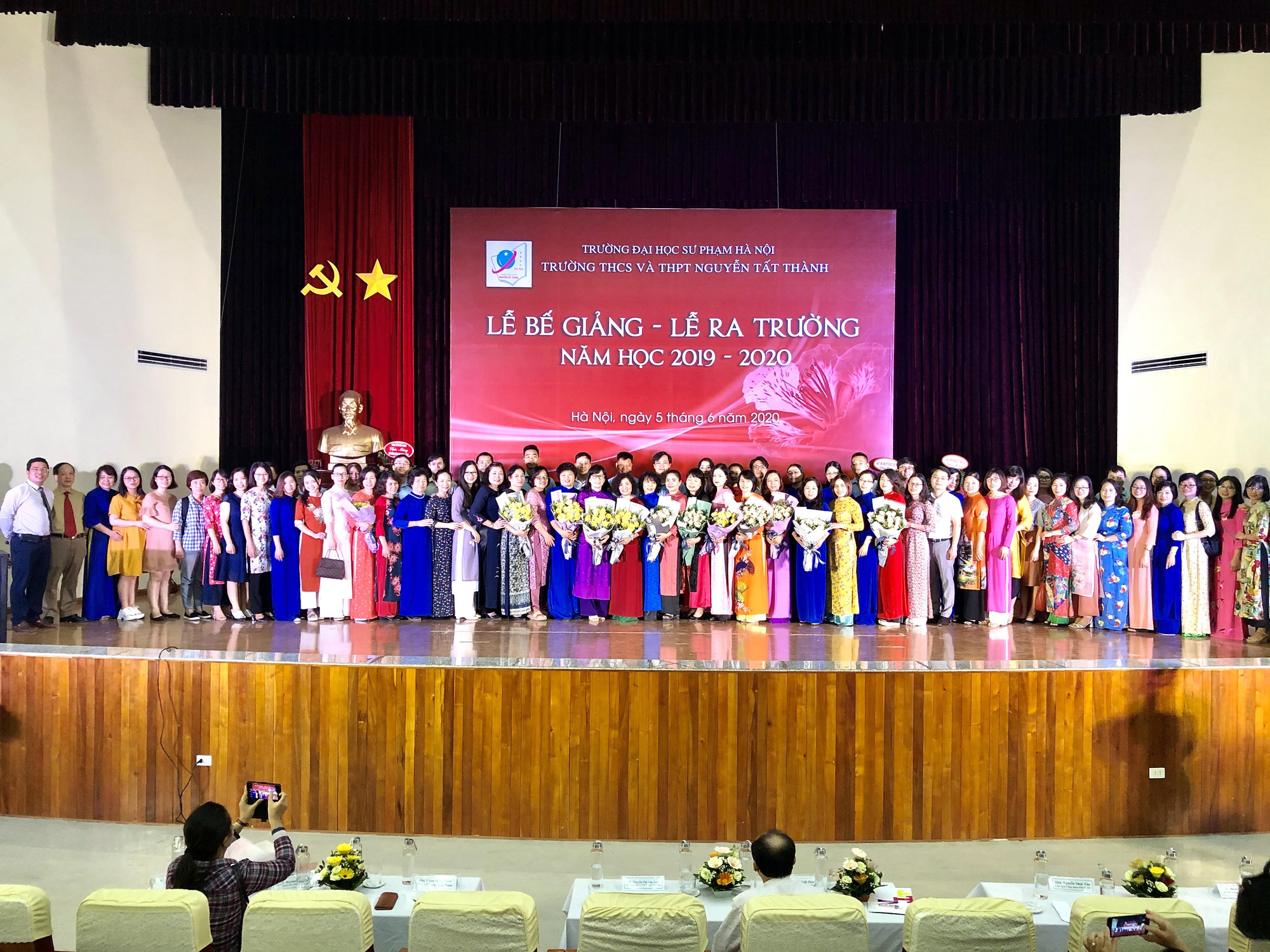 Lễ bế giảng ngập tr&agrave;n hạnh ph&uacute;c ở ng&ocirc;i trường kết th&uacute;c năm học sớm nhất cả nước - Ảnh 2.