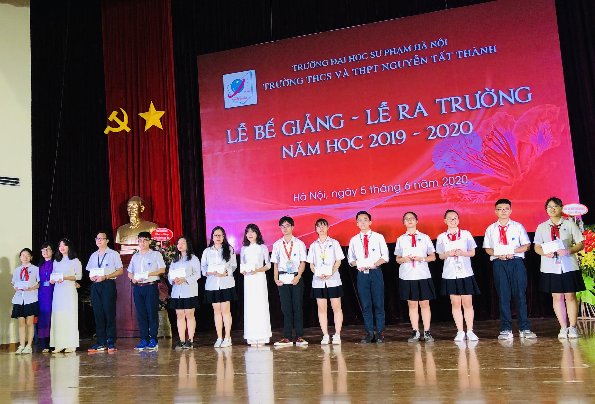 Lễ bế giảng ngập tr&agrave;n hạnh ph&uacute;c ở ng&ocirc;i trường kết th&uacute;c năm học sớm nhất cả nước - Ảnh 1.