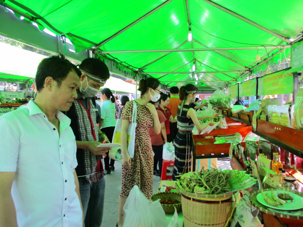 Chợ phiên Nông sản an toàn đầu tiên mở cửa trở lại sau dịch Covid-19 - Ảnh 3.