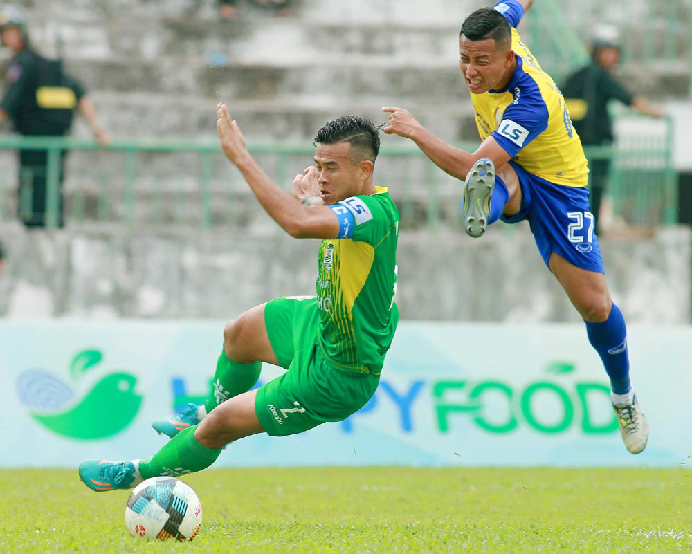 Cuộc rượt đuổi tỉ số ngoạn mục ở trận "derby" miền Tây