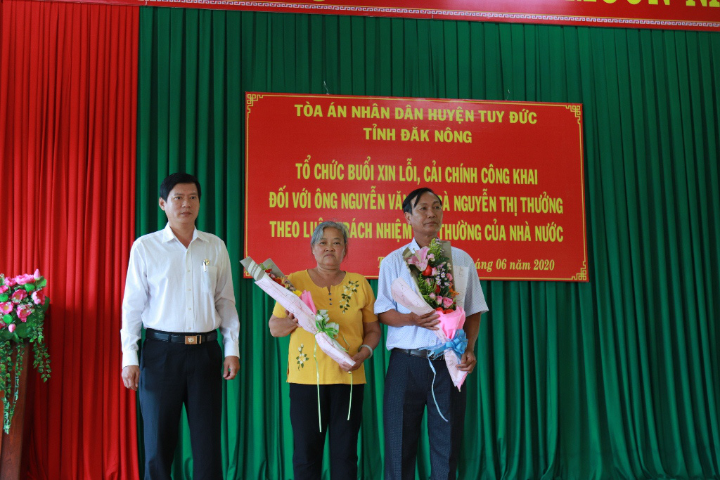 H&agrave;ng trăm người bức x&uacute;c tại buổi xin lỗi 2 vợ chồng bị oan sai - Ảnh 4.