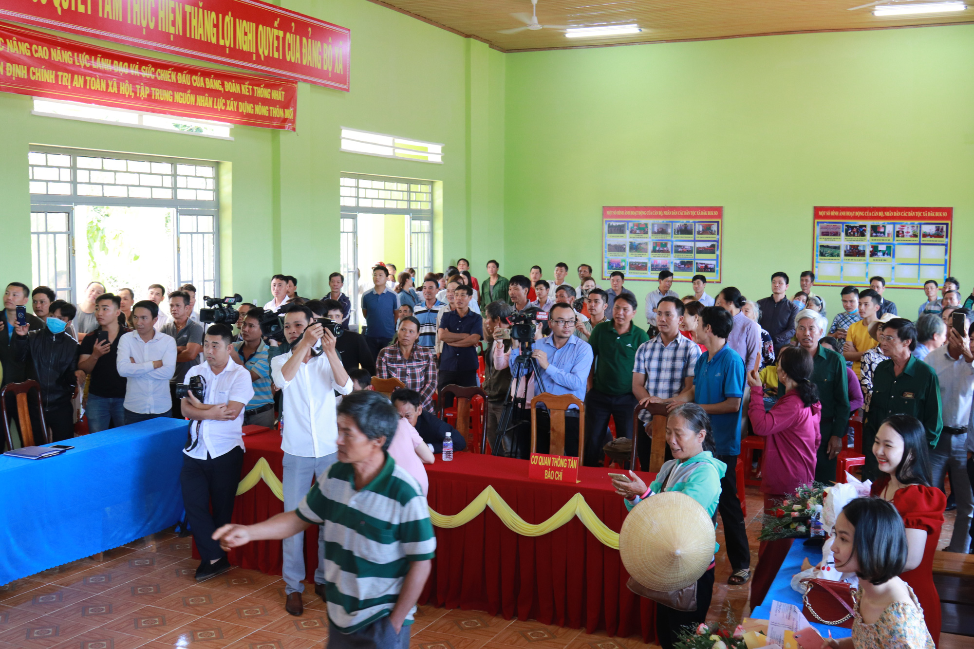 Hàng trăm người bức xúc tại buổi xin lỗi 2 vợ chồng bị oan sai