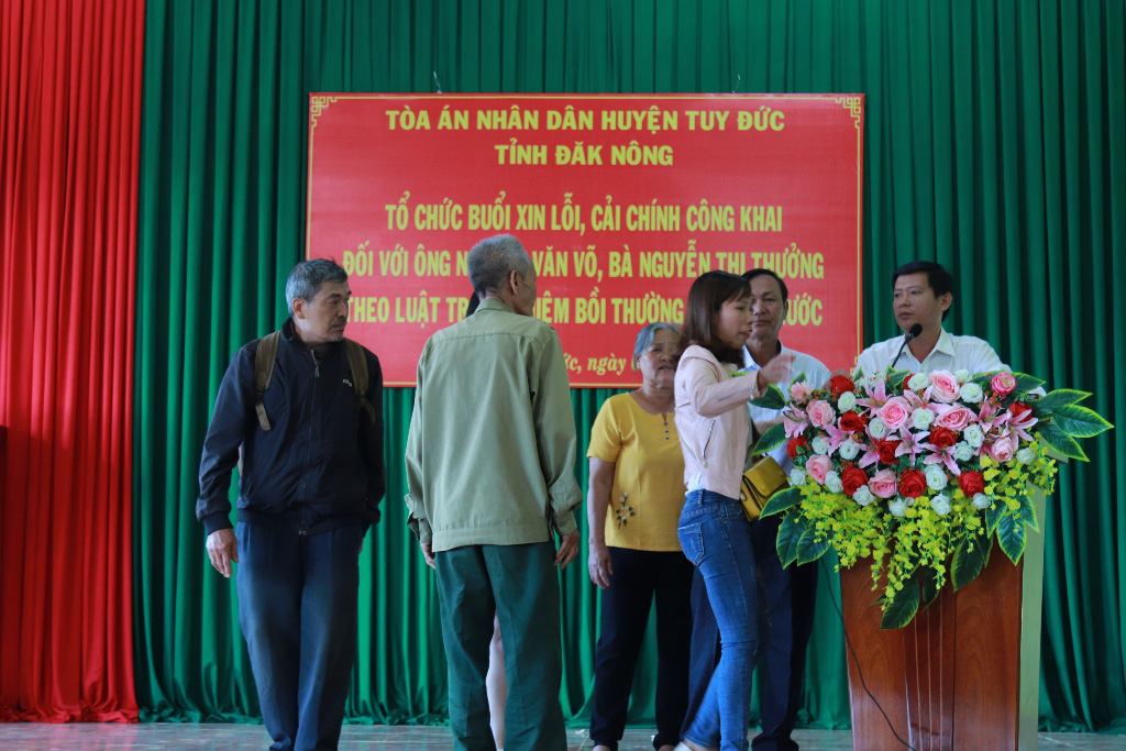 H&agrave;ng trăm người bức x&uacute;c tại buổi xin lỗi 2 vợ chồng bị oan sai - Ảnh 10.