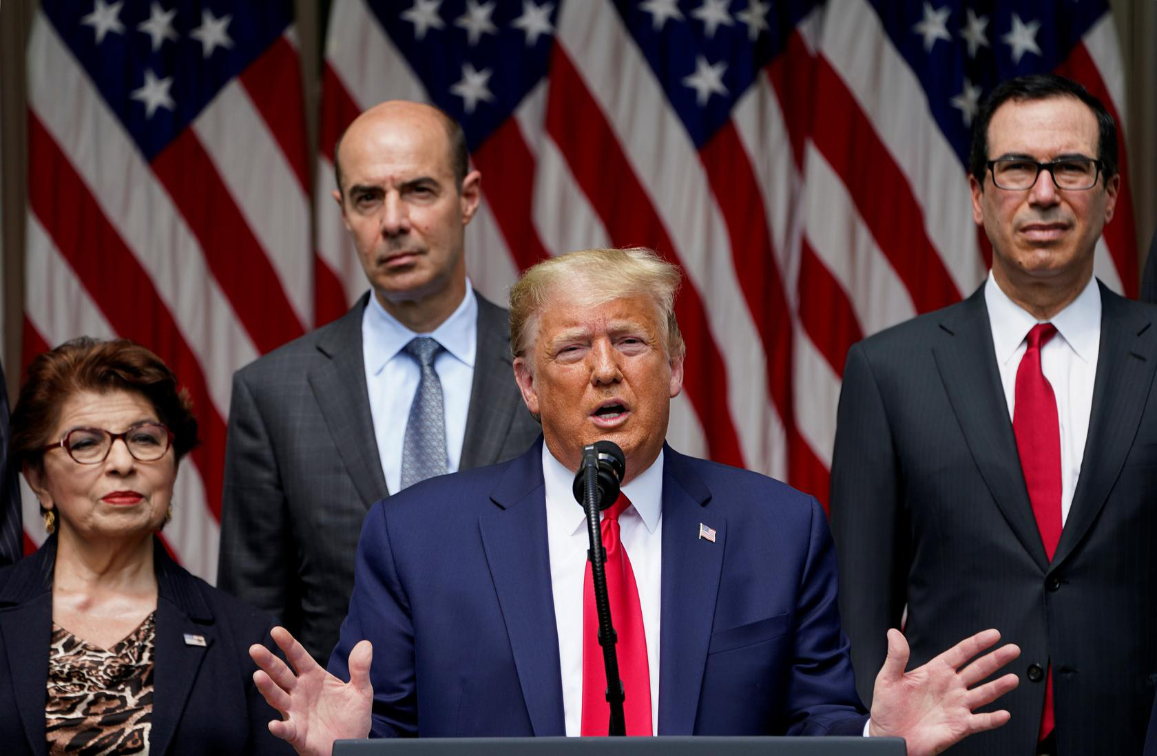 Tổng thống Trump bất ngờ nhắc đến ông George Floyd