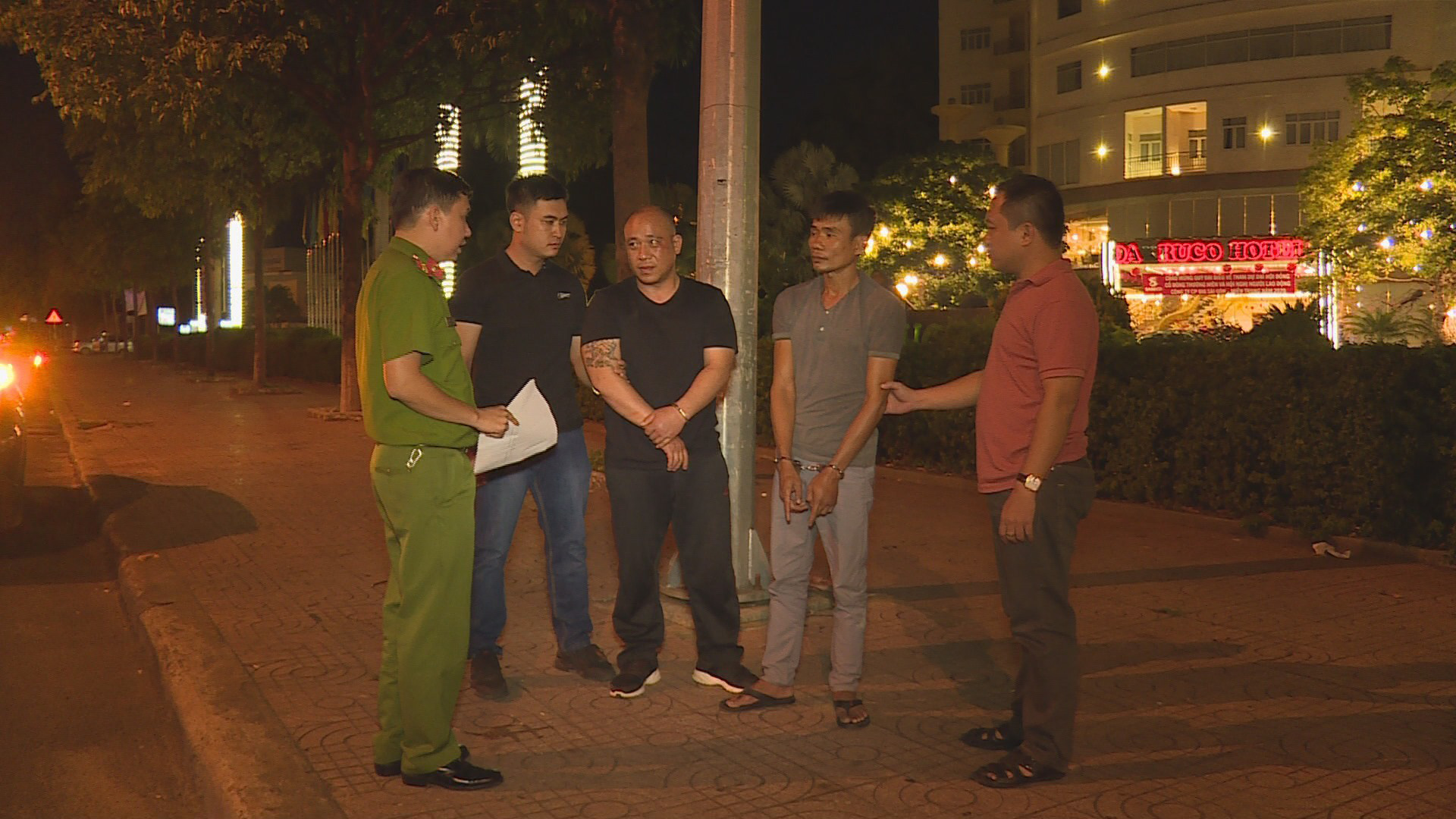 Triệt phá băng nhóm chuyên dàn cảnh đón khách để móc túi