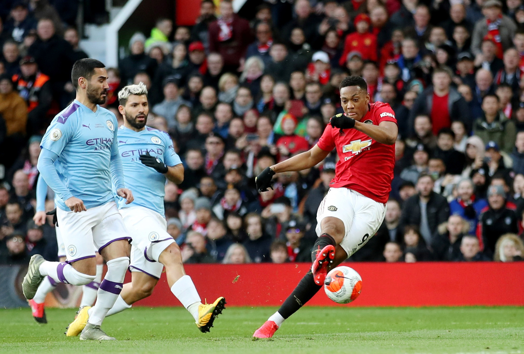 Đại gia Manchester đua suất Champions League - Ảnh 1.