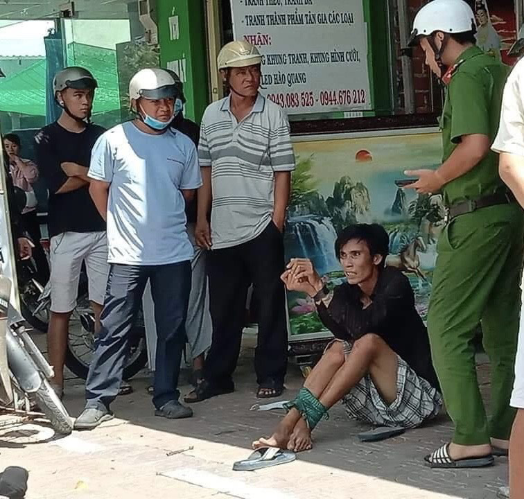 CLIP: V&acirc;y bắt kẻ trộm d&ugrave;ng dao chống trả quyết liệt khi bị ph&aacute;t hiện - Ảnh 2.