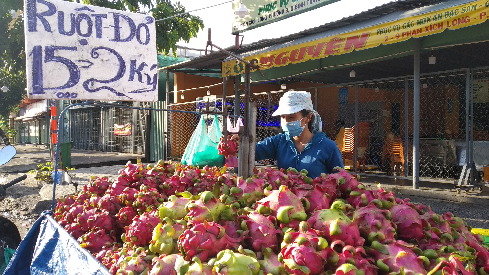 Còn 15.000 đồng/2kg, thanh long lại đổ đống, bán đầy đường TP HCM