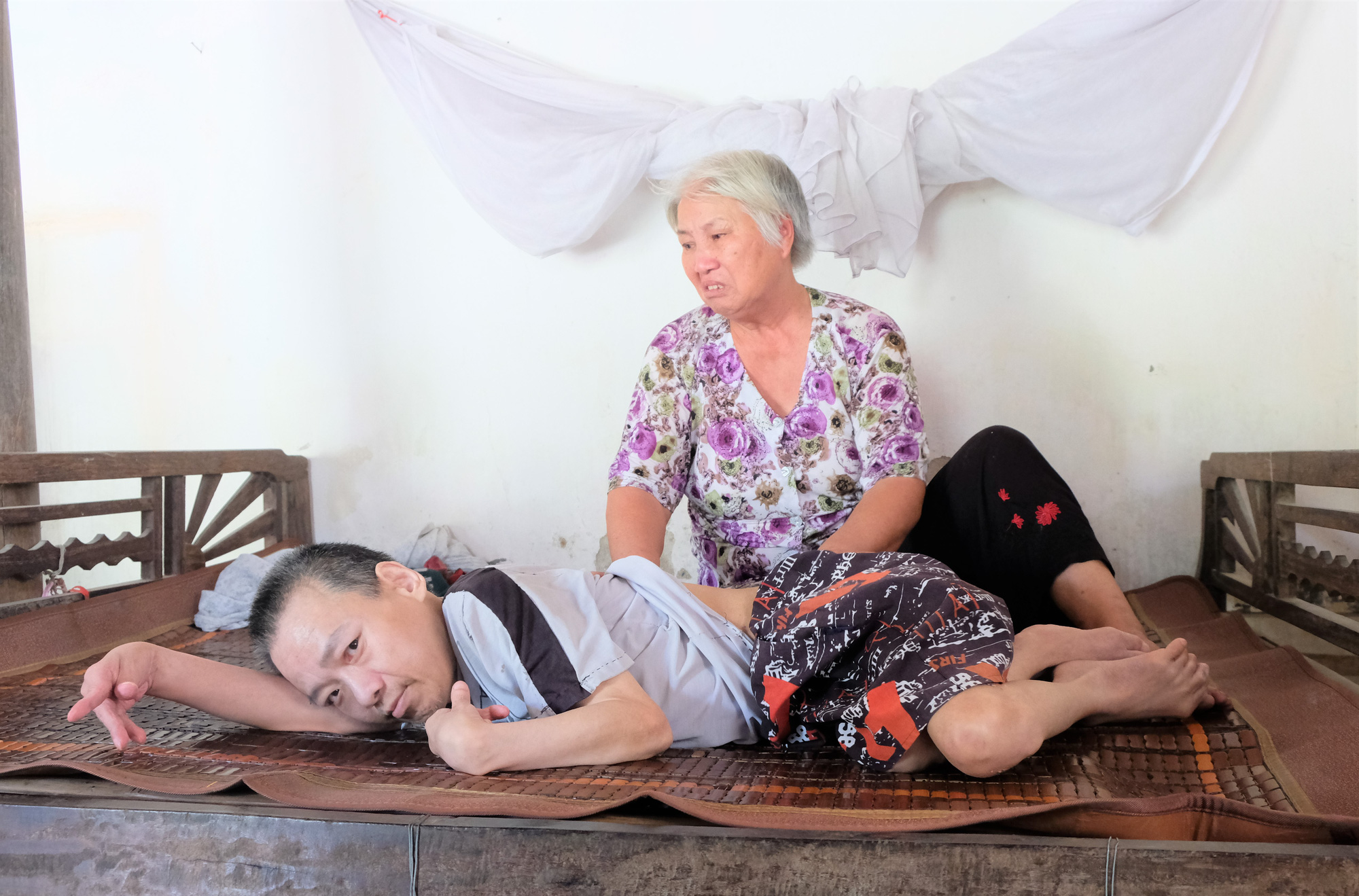 Người đàn ông bị khuyết tật đặc biệt nặng, liệt tứ chi được xã cho "thoát nghèo"