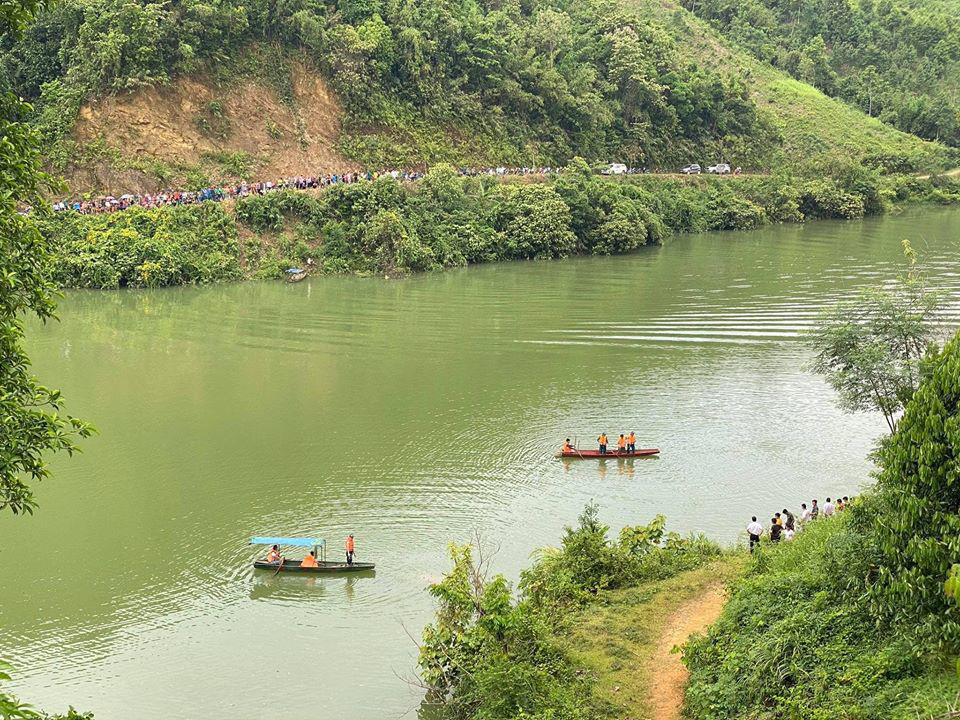 Lật thuyền chở 7 người tới thác chơi, 3 người mất tích