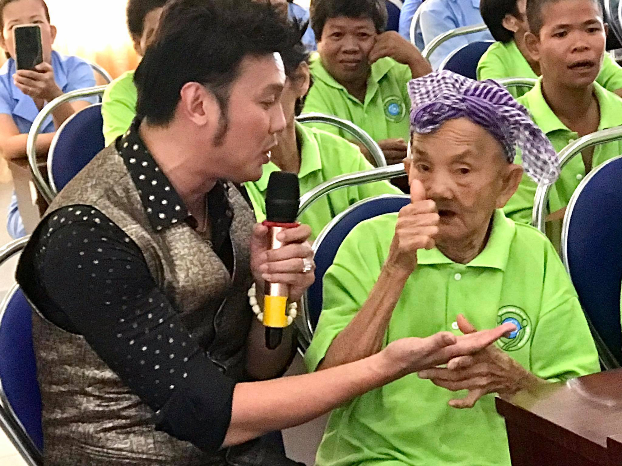 NSƯT Kim Tiểu Long mang tiếng h&aacute;t đến kh&aacute;n giả bại liệt - Ảnh 3.