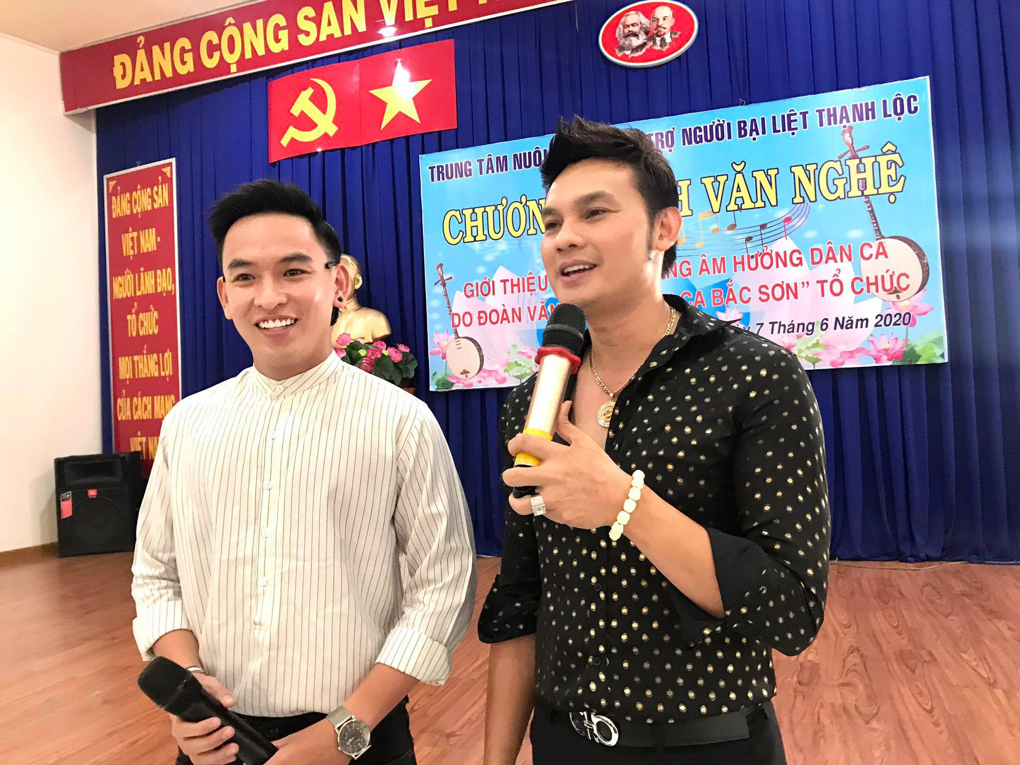 NSƯT Kim Tiểu Long mang tiếng h&aacute;t đến kh&aacute;n giả bại liệt - Ảnh 1.