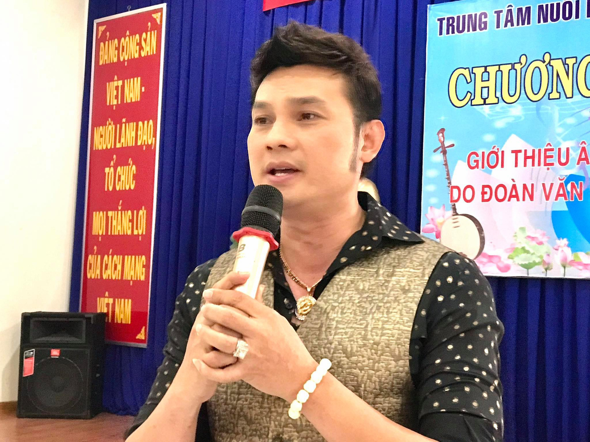 NSƯT Kim Tiểu Long mang tiếng hát đến khán giả bại liệt