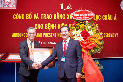 Những bàn tay vàng y khoa: Chàng trai giao bún thành chuyên gia mổ não - Ảnh 1.