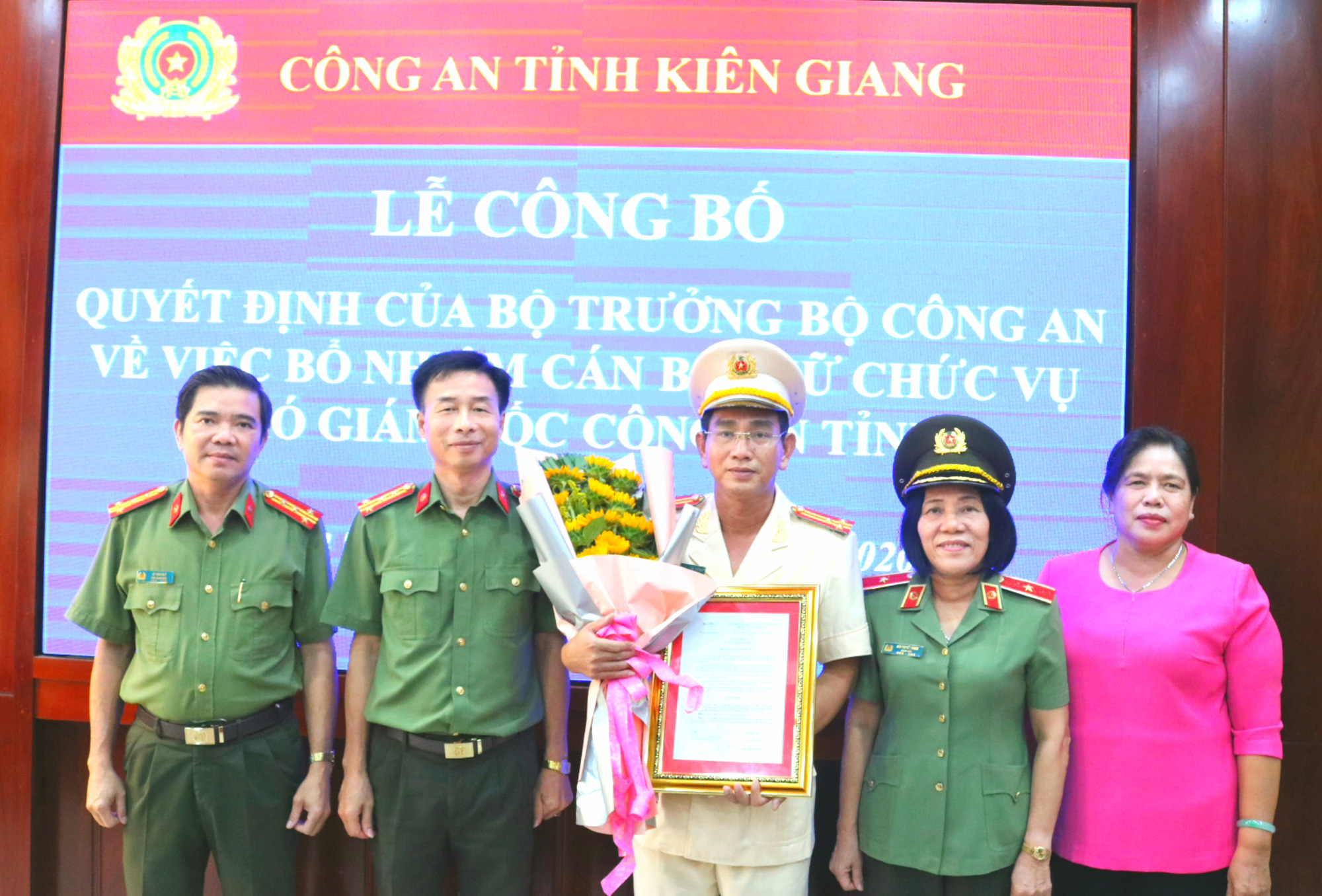 Nữ thiếu tướng ở miền Tây trao quyết định bổ nhiệm lãnh đạo Công an Kiên Giang