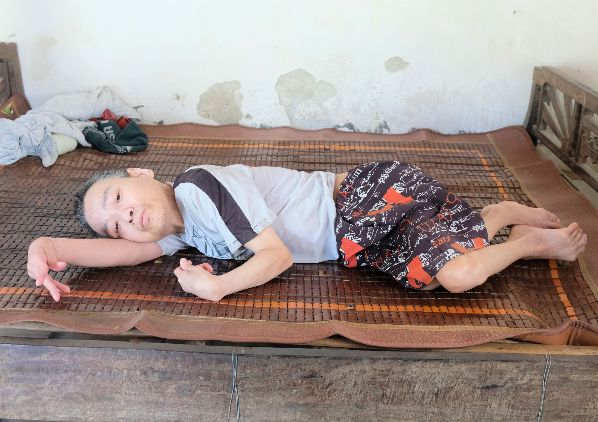 Người đ&agrave;n &ocirc;ng bị khuyết tật đặc biệt nặng, liệt tứ chi được x&atilde; cho tho&aacute;t ngh&egrave;o - Ảnh 1.