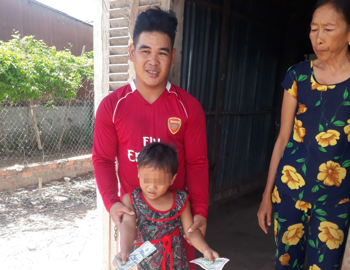 B&eacute; g&aacute;i 6 tuổi bị cha đ&aacute;nh đập, giẫm đạp d&atilde; man đ&atilde; c&oacute; nơi ở tạm - Ảnh 2.