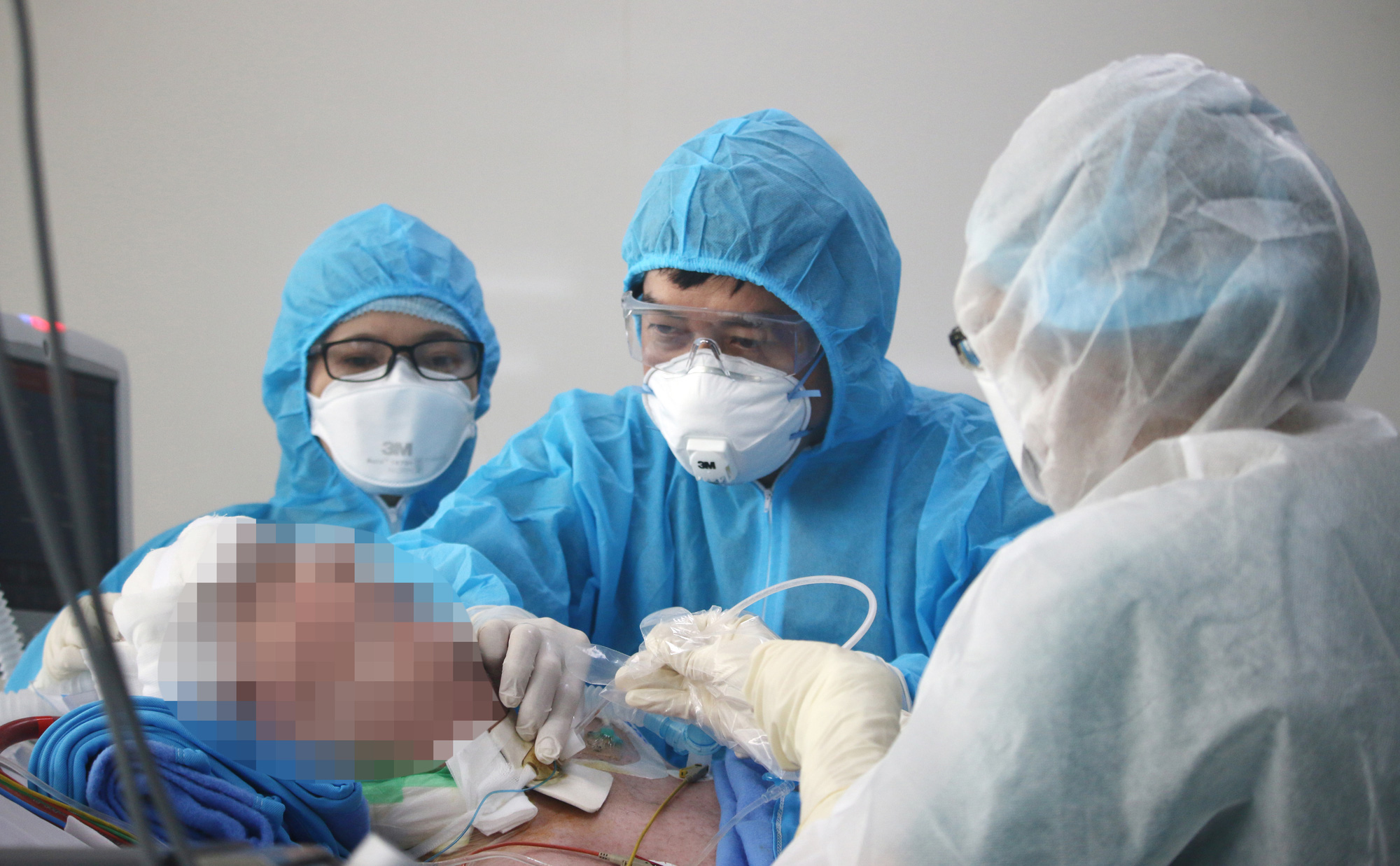 Phổi phi c&ocirc;ng người Anh mắc Covid-19 phục hồi gần 60% - Ảnh 1.