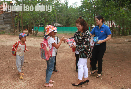 Trưởng Ban Dân tộc tỉnh Đắk Lắk tới nhà 4 em nhỏ ăn cơm nguội với ve sầu - Ảnh 2.
