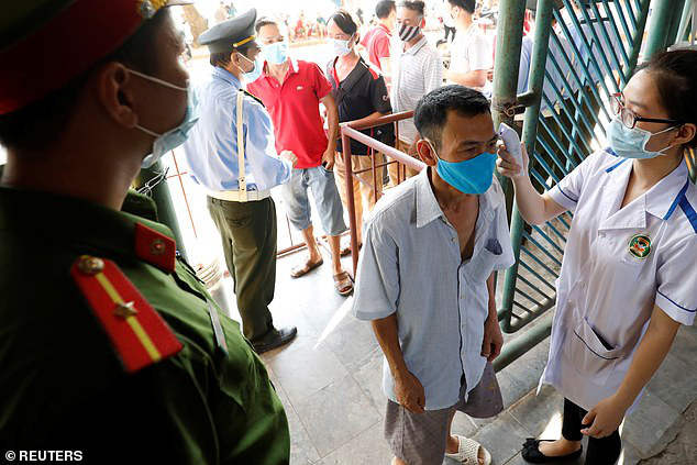 Truyền th&ocirc;ng ch&acirc;u &Acirc;u ngỡ ng&agrave;ng với sự trở lại của b&oacute;ng đ&aacute; Việt - Ảnh 4.